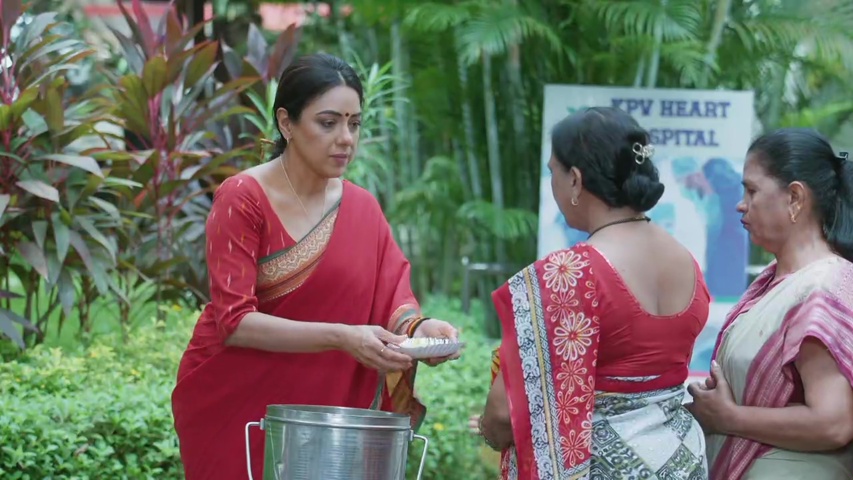 Anupama serving food to the needy at the hospital