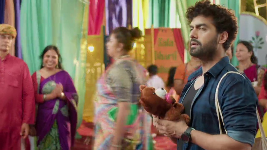 Armaan searching for Maira at the Udaipur cultural fair