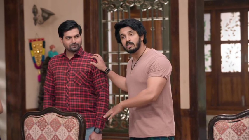 Bantya receiving the car keys from Sachin