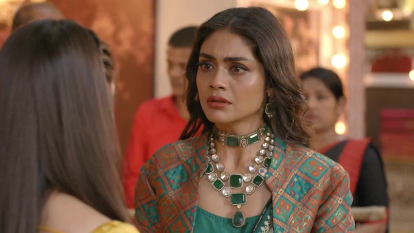 Doree confidently confronting Rajnandini in front of the weavers