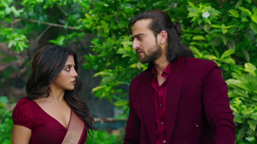 Gauri arguing passionately with Davansh near the well