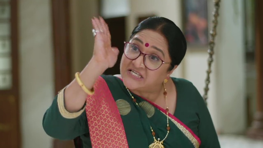 Leela and Pakhi arguing at the Shah house