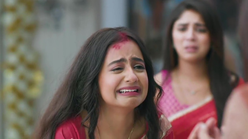 Mahi confronting Anupama in tears, holding her broken bangles
