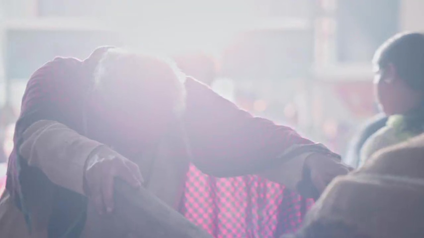 Mangal looking shocked as she recognizes Sudesh pulling the cart