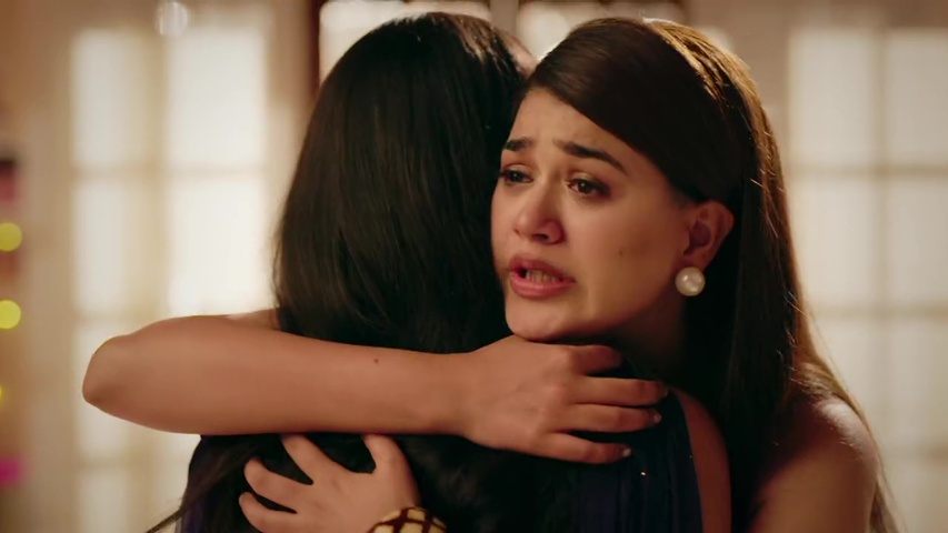 Mannat and Mallika hugging, resolving their misunderstanding