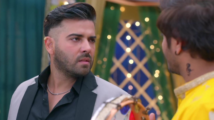 Manoj angrily confronting Kabir, mistaking him for Arjun