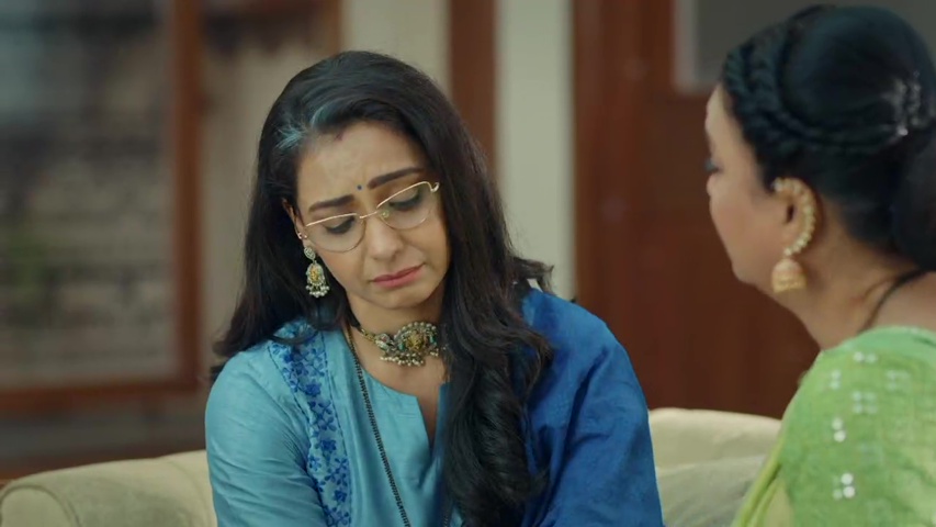 Narayani and Gayatri talking emotionally