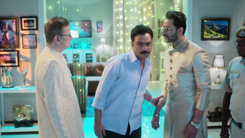 Pankaj confronting Yuvraj and Chandraman at the Thakur mansion