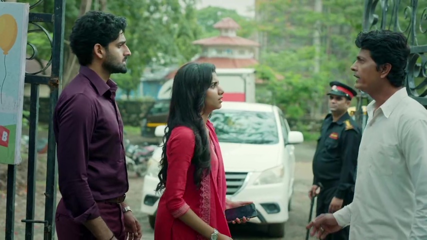 Rani and Digvijay looking worried as they talk to the auto driver