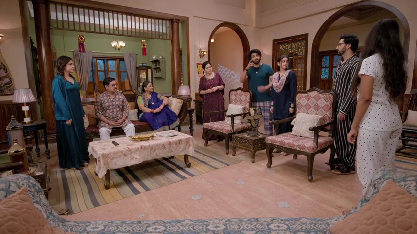 Savitri Devi mediating as Renuka apologizes to Paresh