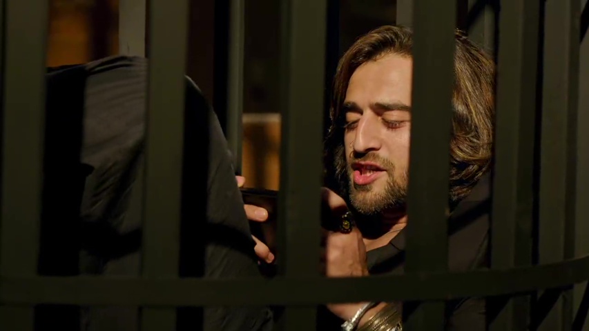 Vihaan practicing his apology with Gauri and Arjun watching him