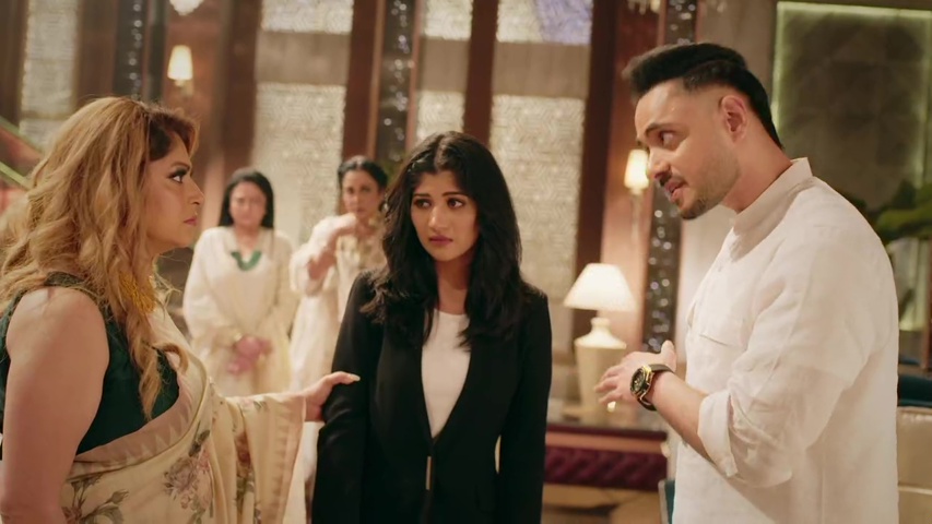 Vikrant comforting Shalini while Raveena looks angry